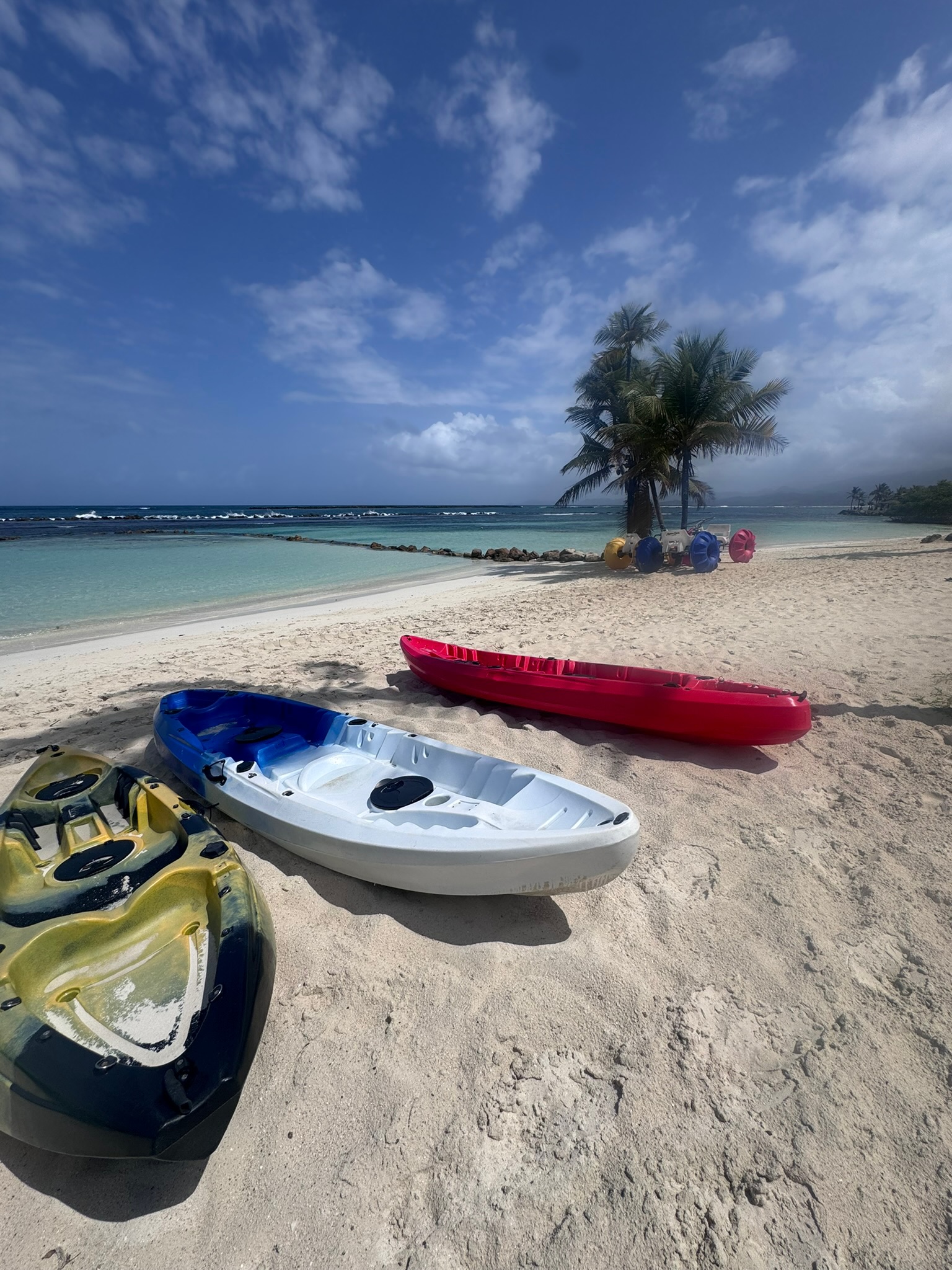 Kayaks en playa caribeña