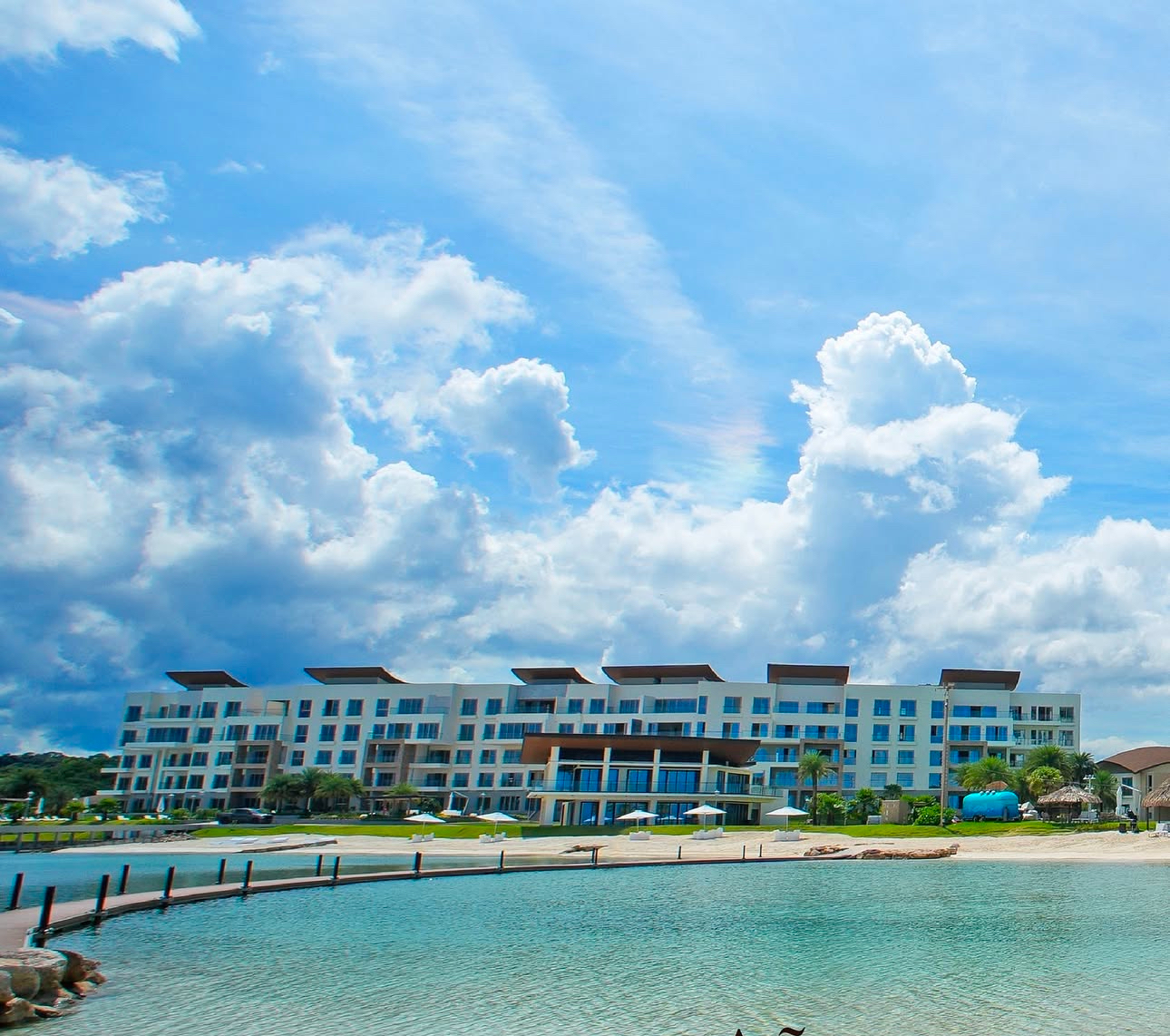 Marina Village frente al mar