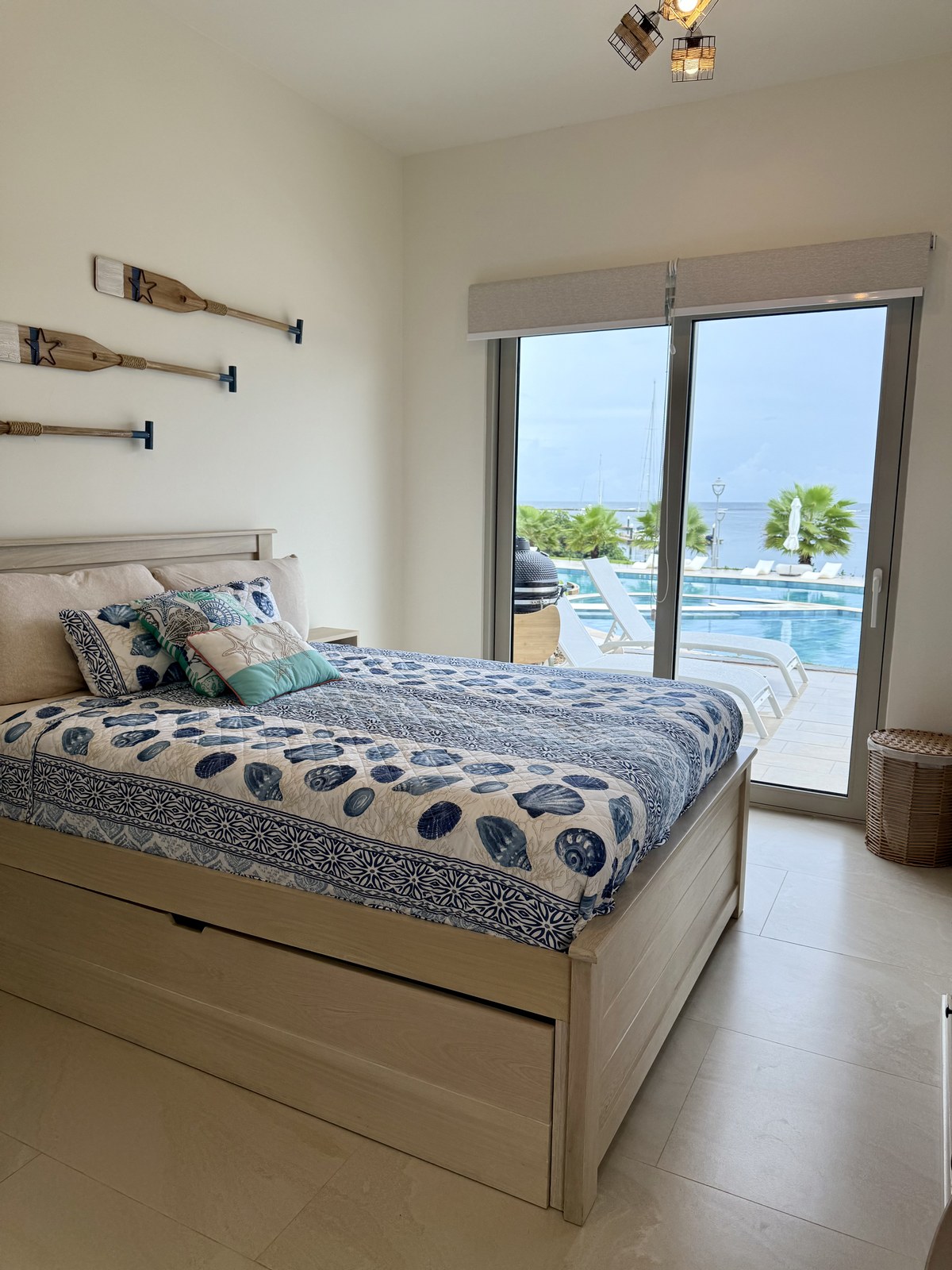Habitación principal con vista a la piscina
