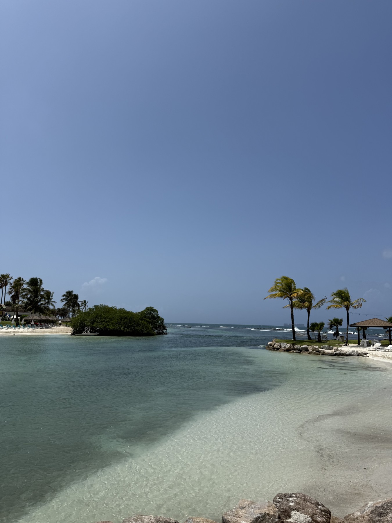 Laguna y playa privada