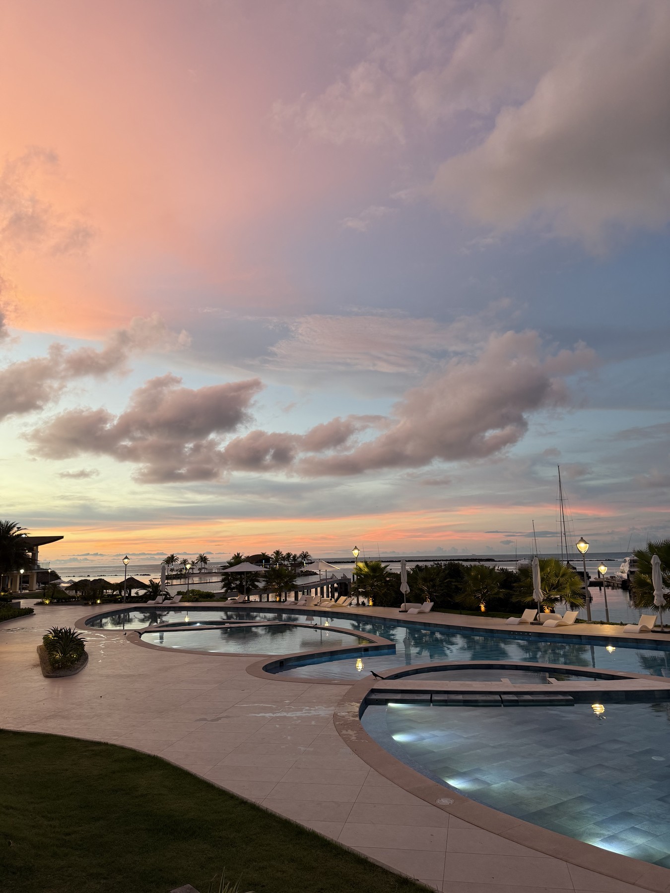 Atardecer sobre las piscinas del resort