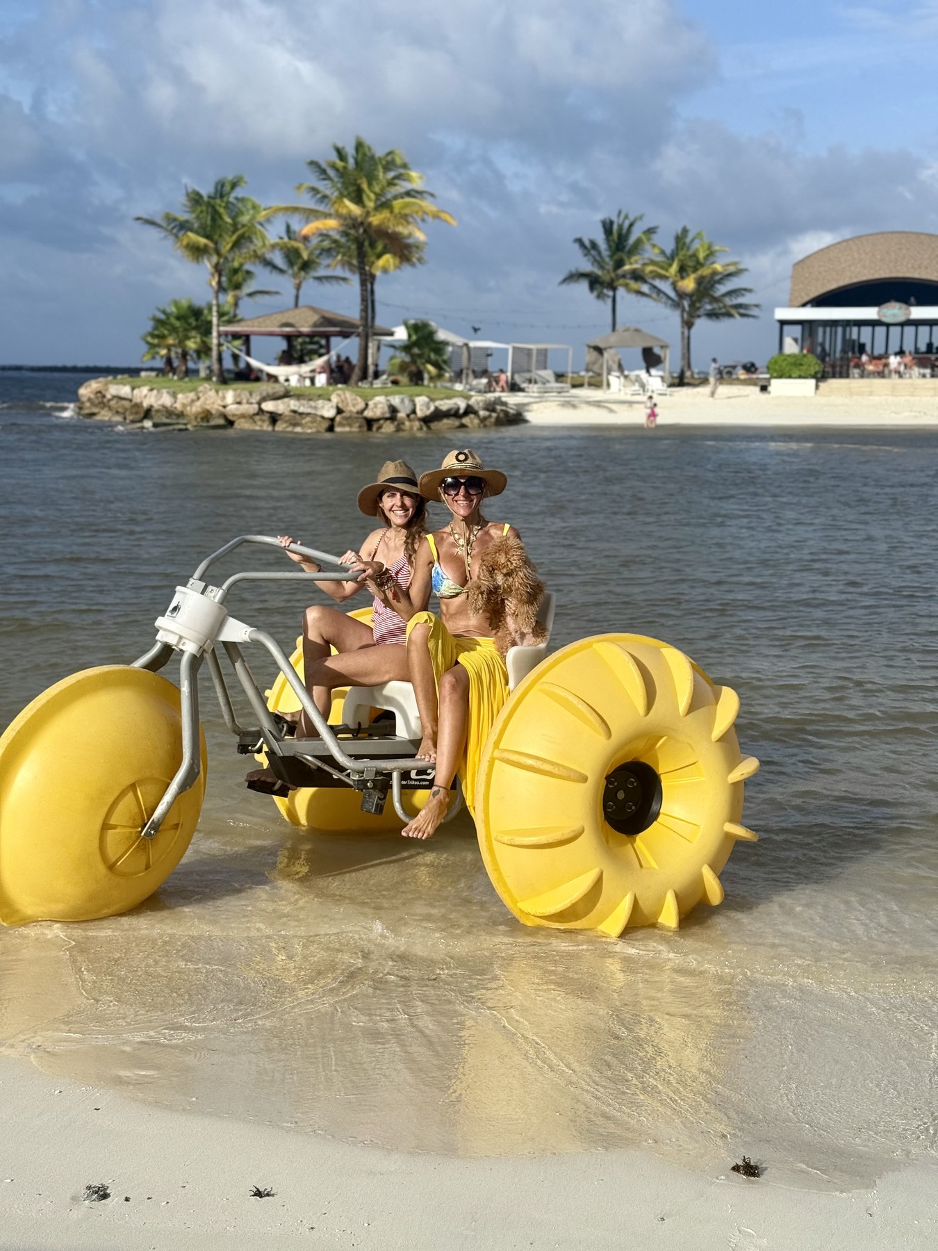 Bicicletas acuáticas en la playa